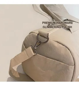 Détail du sac de voyage en nylon imperméable avec boucles en métal argenté et zip