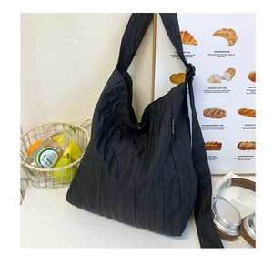 Dettaglio della borsa hobo in tela nera plissettata con texture in stile lifestyle