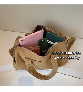 Vue intérieure du grand sac de voyage kaki avec espace pour tablette et portefeuille