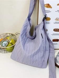 Borsa tote in tela lavanda con trama a pieghe e tracolla regolabile per pendolari