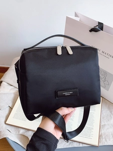 Sac Bandoulière Carré en Nylon pour Femme Léger et Polyvalent Avec Fermeture Éclair pour un Usage Quotidien