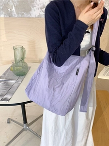 Borsa tote in tela a pieghe color lavanda con tracolla regolabile e dettaglio logo