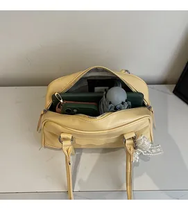 Vue de dessus du sac à main jaune clair spacieux montrant sa capacité pour tablette et mobile