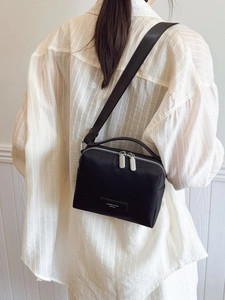 Sac bandoulière minimaliste en nylon noir avec poignée et bandoulière réglable pour femme