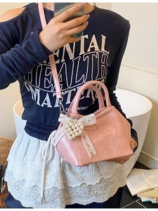 Borsa a secchiello rosa trama litchi con fiocco di pizzo e ciondolo a cuore di perle