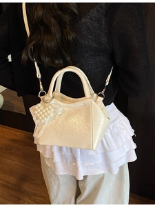 Secchiello chic bianco crema motivo litchi con ciondolo a cuore e tracolla