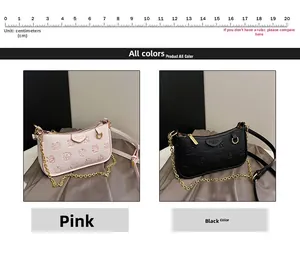 Détail de sacs rétro rose et noir avec motif gaufré de dessins animés et chaîne dorée