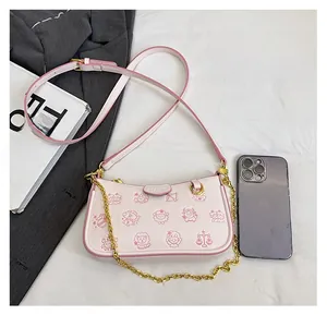 Comparaison de taille détaillée du sac rose imprimé zodiaque à côté d'un téléphone