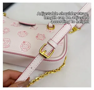 Gros plan du sac bandoulière rose montrant la sangle réglable et les boucles dorées