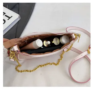 Vue de dessus de l'intérieur du sac sous le bras rose montrant sa grande capacité