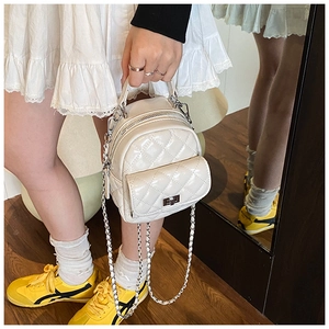 Dettaglio mini zaino bianco trapuntato con catena argento e chiusura a girello