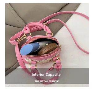 Details zur Innenkapazität der Mini-Muschel-Tasche mit Lippenstift und Spiegel
