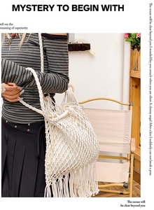 Détail du sac en maille tissée blanche avec de longues franges et des anses en bois