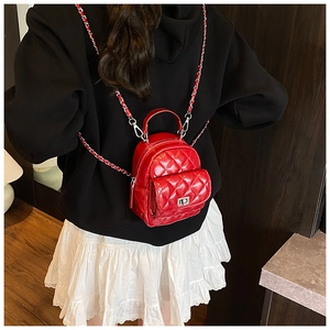 Mini mochila roja de cuero acolchado con cierre de giro plateado y correa de cadena