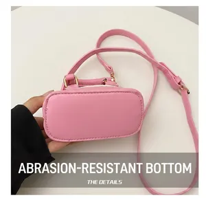 Detailansicht des Taschenbodens in Pink mit verstärkten Nähten und goldener Metallschließe