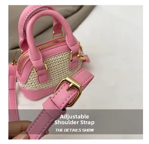 Details des verstellbaren rosa Leder-Schultergurts mit goldener Metallschnalle an Tasche