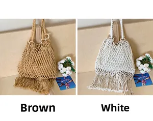 Détail de sacs de plage tissés en marron et blanc avec franges et poignées en bois
