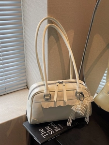 Elegant cream Boston shoulder bag with wavy trim and decorative pearl lace bow