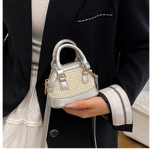 Detailansicht der Mini-Muscheltasche in Silber und Beige mit Metall-Reißverschluss