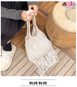 Détail d'un sac seau en macramé blanc tissé à la main avec franges pour l'été