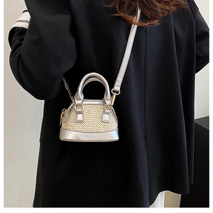 Mini-Umhängetasche in Muschelform aus beigem Geflecht und silbernem Metallic-Leder