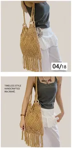 Détail du sac cabas bohème beige tissé à la main avec anses en bois et longues franges