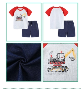 Vue détaillée de l'ensemble t-shirt excavatrice et short pour garçon avec manches raglan rouges