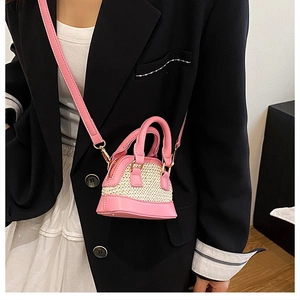 Detailansicht der Mini-Muschel-Umhängetasche aus rosa Leder und Strohgeflecht-Optik