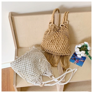 Détails de sacs en maille tissée avec pompons à franges et anses tressées pour les vacances