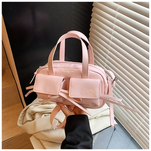 Sac bowling rose en similicuir avec poches frontales et nœuds en situation réelle