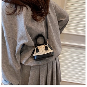 Mini-Umhängetasche in Muschelform mit kontrastierendem Gewebe und schwarzem Leder-Finish