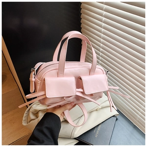 Détails du sac à main rose avec nœud décoratif et doubles poches à rabat