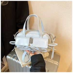 Détail du sac à main bleu clair avec poches doubles et bandoulière en cuir réglable