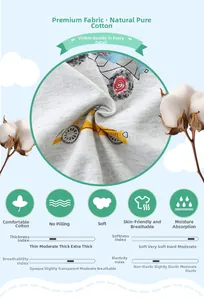 Gros plan sur le tissu en coton gris doux avec imprimé voiture pour t-shirt enfant