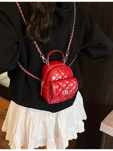 Mini zaino chic trapuntato in vernice rosso brillante con tracolla a catena per donna