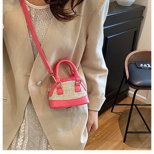 Mini-Muschel-Umhängetasche mit rosa Lederbesatz und beigem gewebtem Stroh-Design
