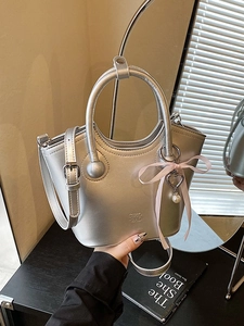 Sac Seau Tendance en Cuir PU pour Femmes Sac à Main Bandoulière avec Nœud Rose Pendentif Künstliche Perle Coeur Petit Cabas Décontracté