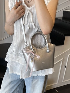Sac seau trapèze argenté mat avec pendentif en forme de cœur et ruban rose