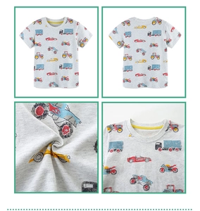 Vue détaillée du t-shirt pour enfants avec motifs de voitures et texture du coton