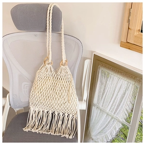 Détails du sac fourre-tout beige tissé à la main avec maille macramé et franges