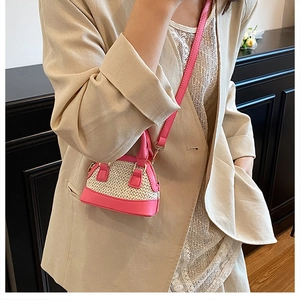 Mini-Umhängetasche aus leuchtend rosa Leder und beige gewobenem Stroh mit schmalem Gurt