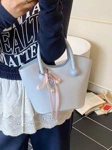 Sac seau bleu clair en similicuir avec ruban rose et breloque cœur perle élégante