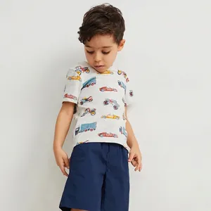 Ensemble été garçon avec t-shirt gris imprimé véhicules et short bleu marine