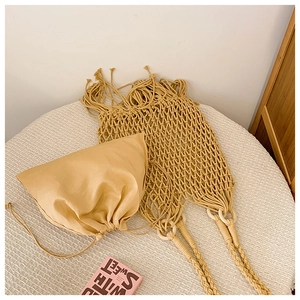 Détail du sac au crochet tissé à la main avec glands et pochette intérieure à cordon interne