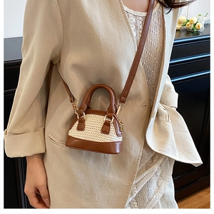 Detail der Mini-Muscheltasche mit beigem Webstoff und braunem Lederbesatz im Retro-Stil