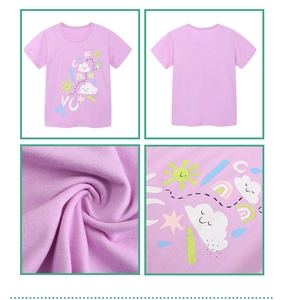 Detailansichten des lila Mädchen-Baumwoll-T-Shirts mit Cartoon-Wolken- und Regenbogenmotiven
