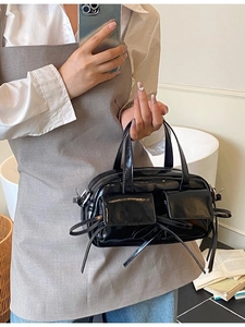 Sac bowling en cuir verni noir brillant avec rubans de style mode Y2K chic