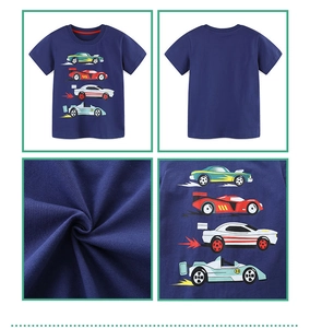 Vue détaillée du tissu en coton et des imprimés de voitures sur le t-shirt bleu marine