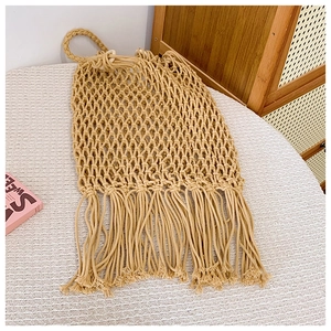 Vue détaillée du sac de plage tressé avec longues franges et texture bohème