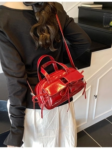 Sac bowling en cuir verni rouge avec détails nœuds et doubles poches mode femme